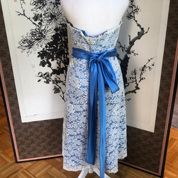Blue strapless dress with white lace overlay - Picture 4 of 7